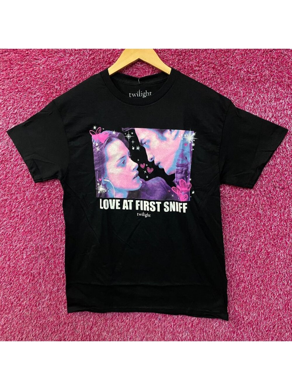 The Twilight Saga "Love at First Sniff" Bella & Edward Graphic T-Shirt Medium